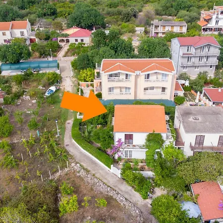 Ferienhaus Zeljko - With Garden Sućuraj